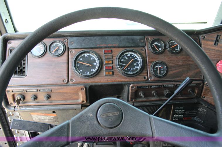 image for item I1644 2000 Freightliner semi truck