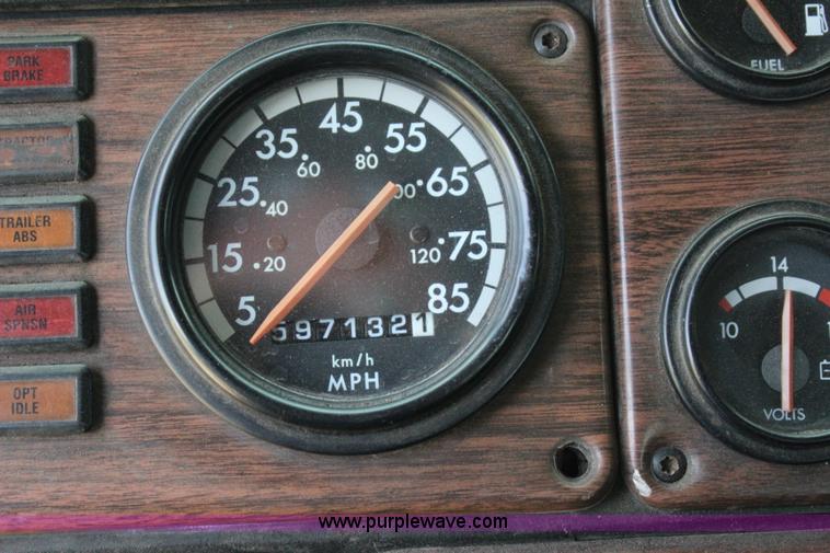 image for item I1644 2000 Freightliner semi truck