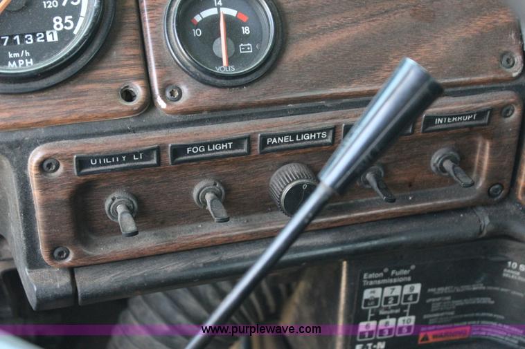 image for item I1644 2000 Freightliner semi truck