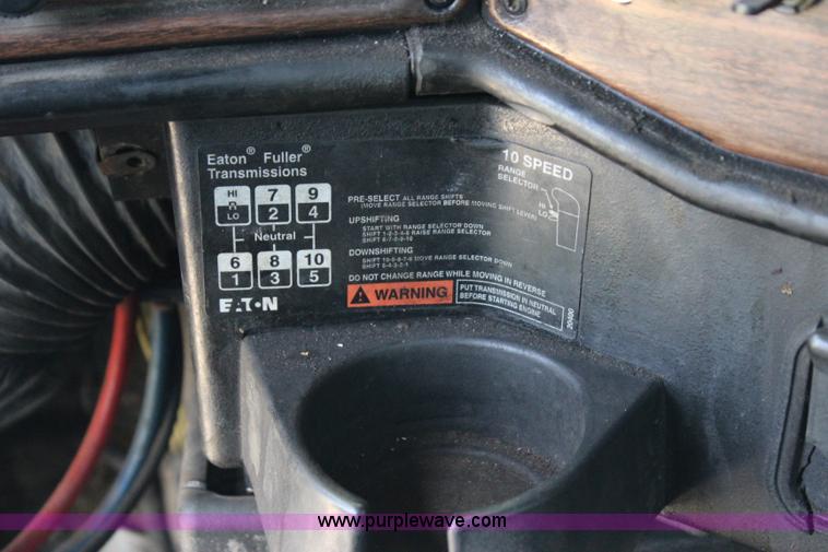 image for item I1644 2000 Freightliner semi truck