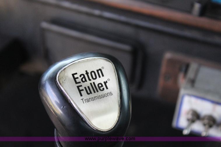 image for item I1644 2000 Freightliner semi truck