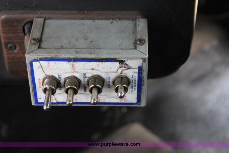 image for item I1644 2000 Freightliner semi truck