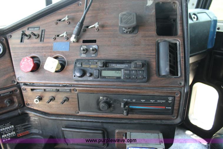 image for item I1644 2000 Freightliner semi truck