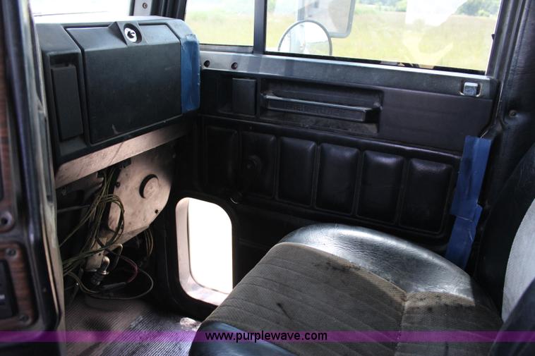 image for item I1644 2000 Freightliner semi truck