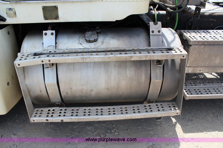 image for item I1644 2000 Freightliner semi truck