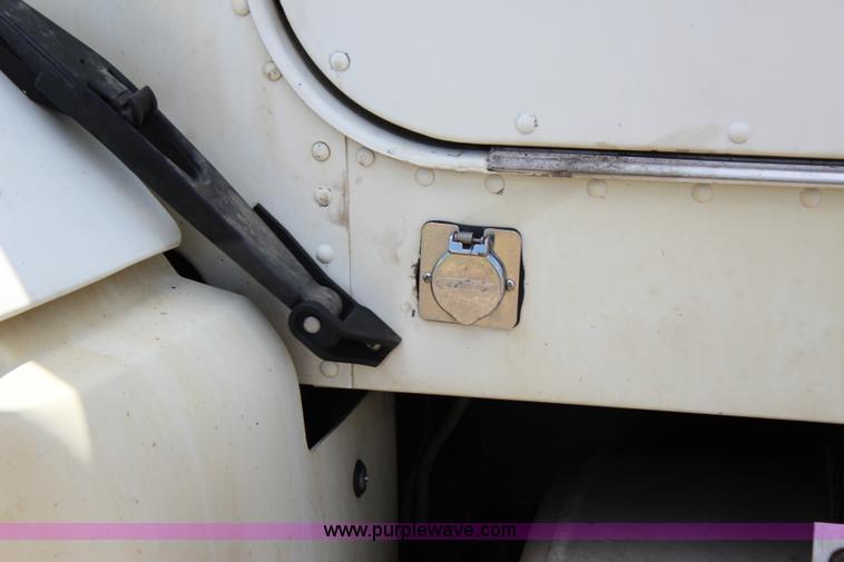 image for item I1644 2000 Freightliner semi truck