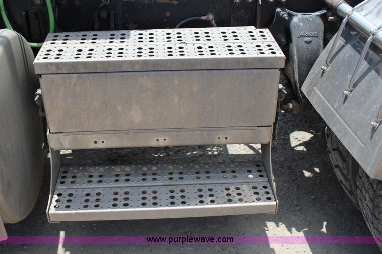 image for item I1644 2000 Freightliner semi truck