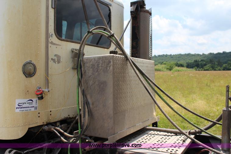 image for item I1644 2000 Freightliner semi truck