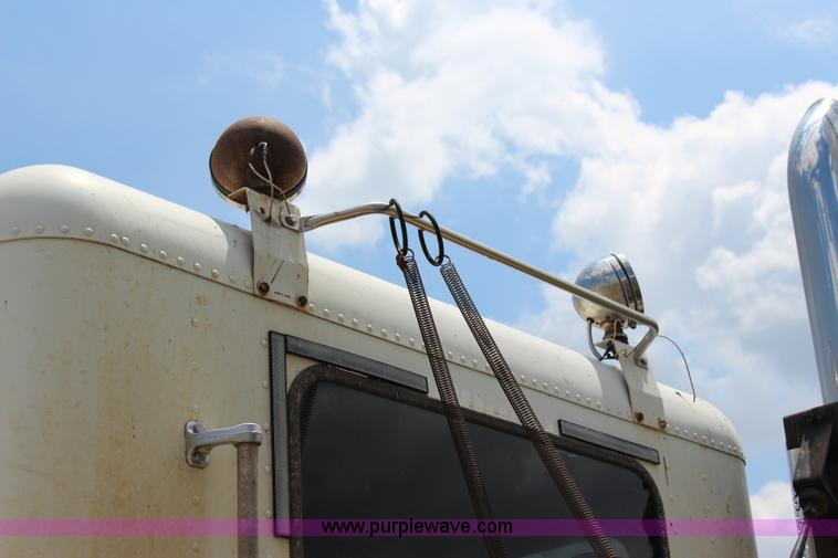 image for item I1644 2000 Freightliner semi truck