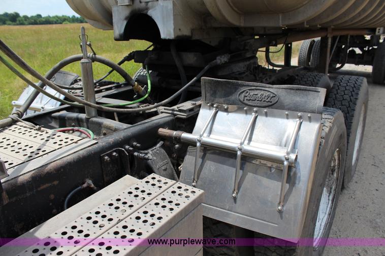 image for item I1644 2000 Freightliner semi truck