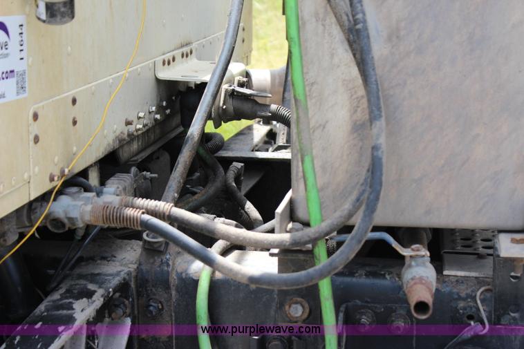 image for item I1644 2000 Freightliner semi truck