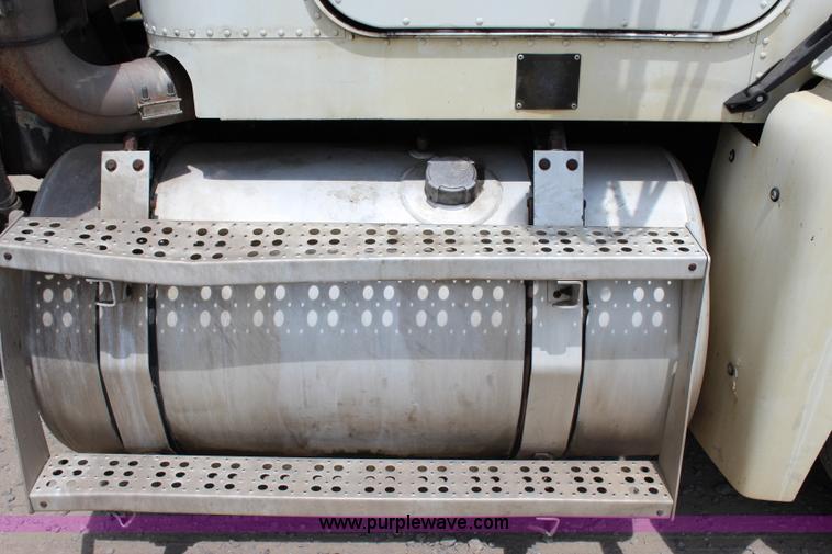 image for item I1644 2000 Freightliner semi truck