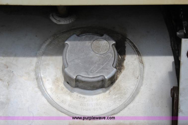 image for item I1644 2000 Freightliner semi truck