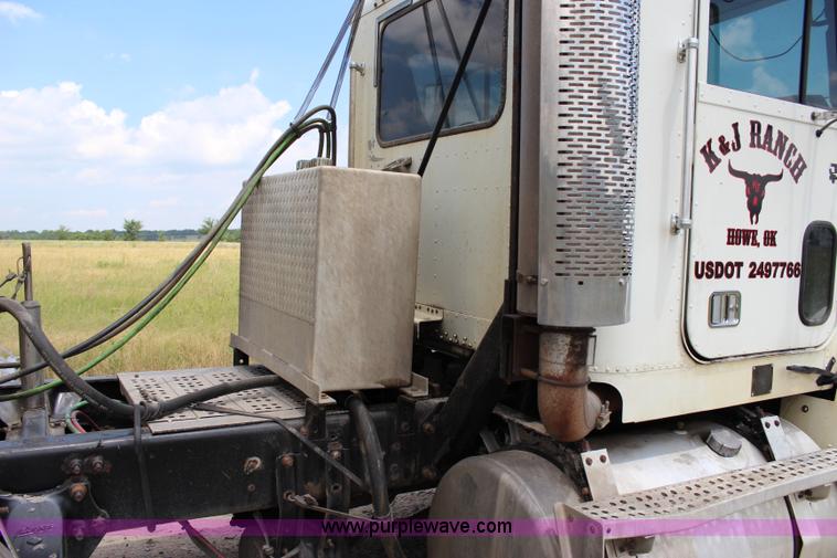 image for item I1644 2000 Freightliner semi truck