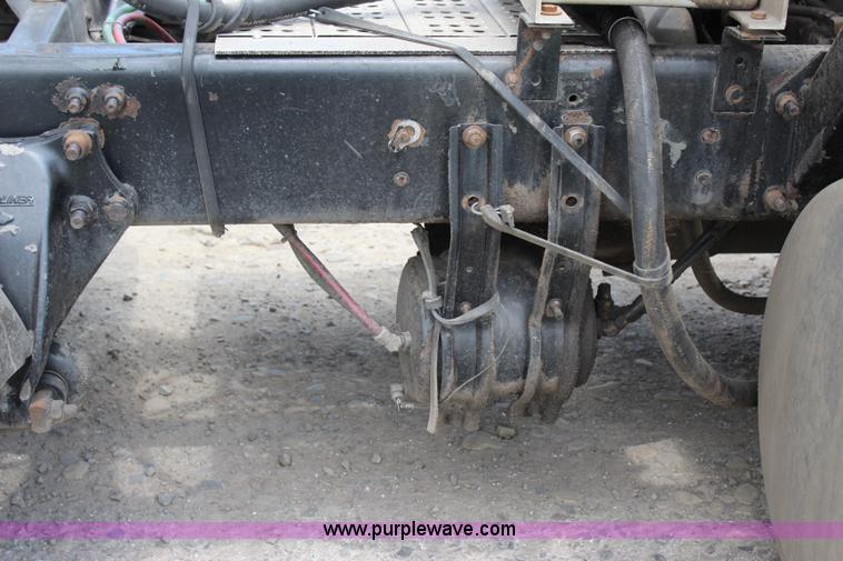 image for item I1644 2000 Freightliner semi truck