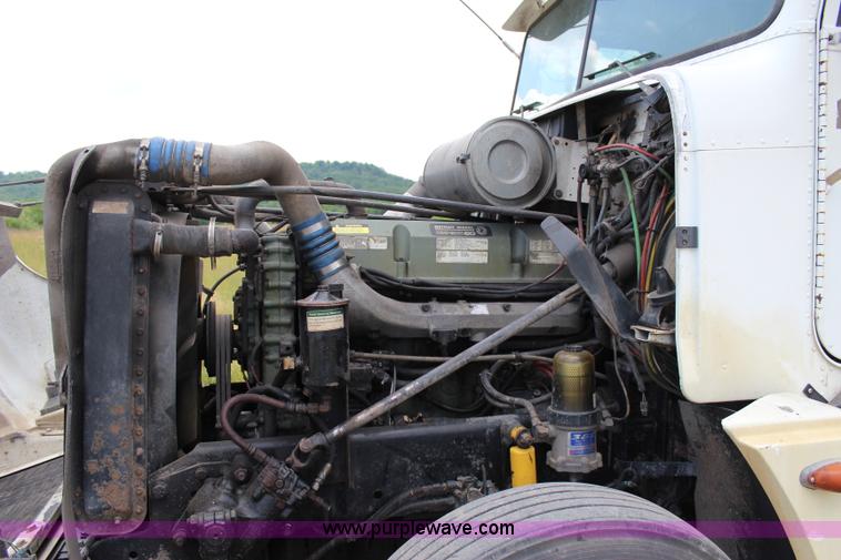 image for item I1644 2000 Freightliner semi truck