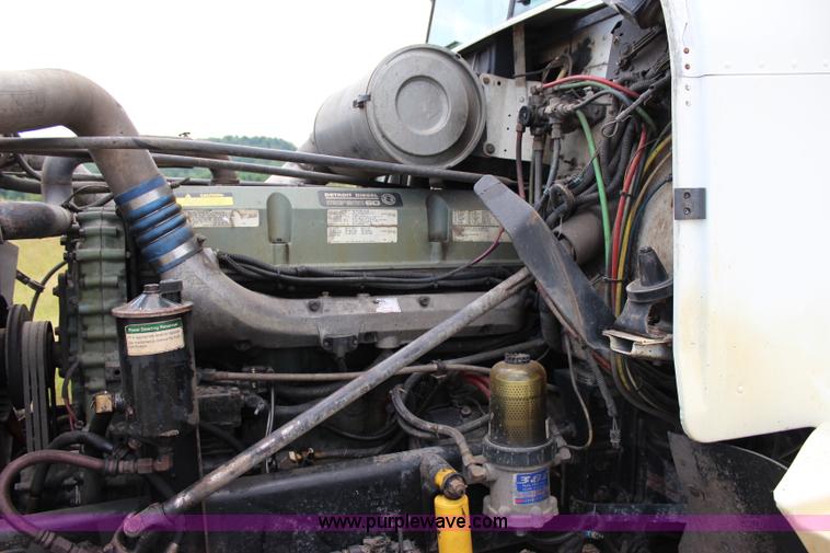 image for item I1644 2000 Freightliner semi truck