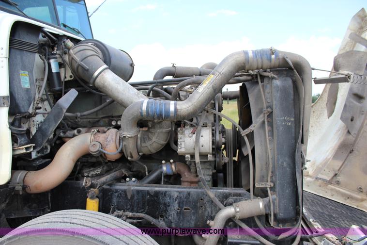 image for item I1644 2000 Freightliner semi truck