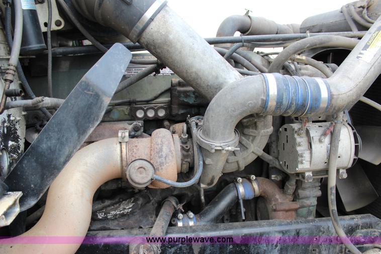 image for item I1644 2000 Freightliner semi truck