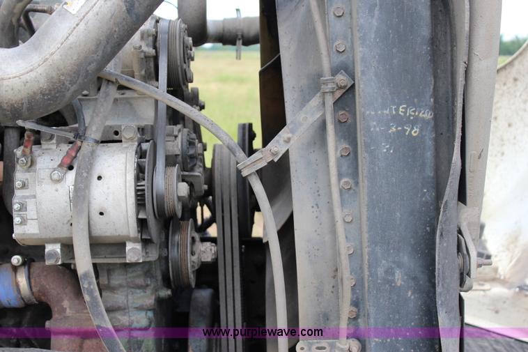 image for item I1644 2000 Freightliner semi truck