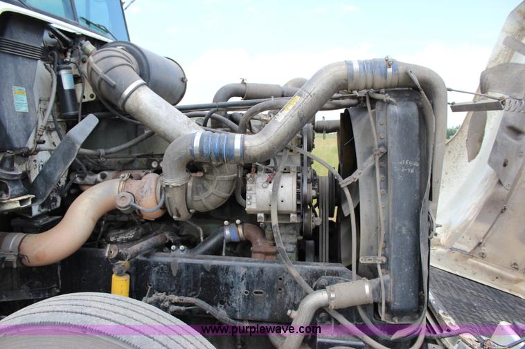 image for item I1644 2000 Freightliner semi truck