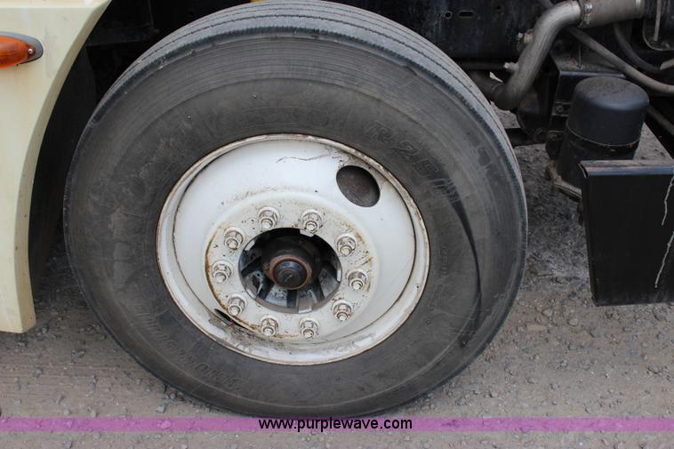 image for item I1644 2000 Freightliner semi truck