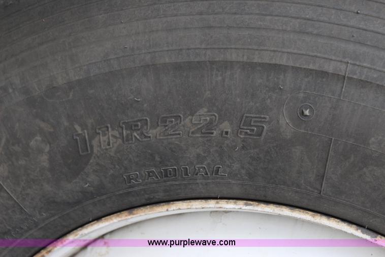 image for item I1644 2000 Freightliner semi truck