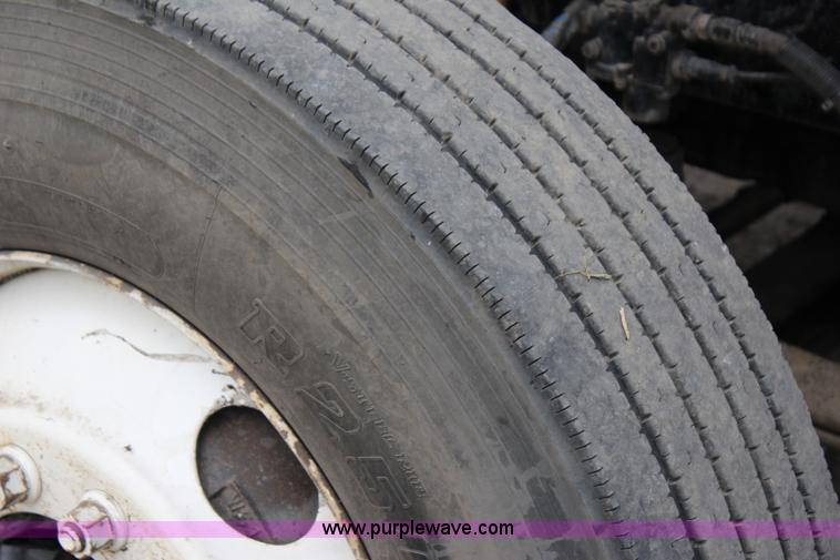 image for item I1644 2000 Freightliner semi truck