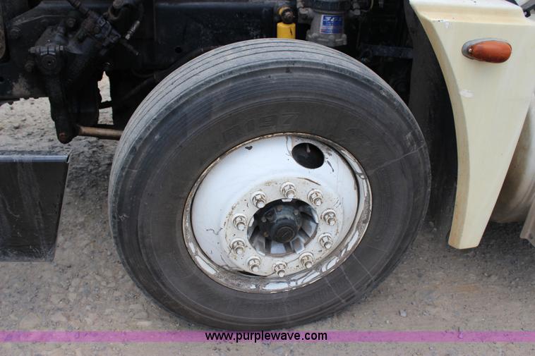 image for item I1644 2000 Freightliner semi truck