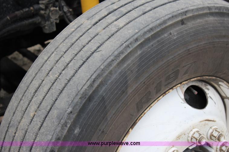 image for item I1644 2000 Freightliner semi truck