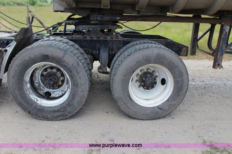 image for item I1644 2000 Freightliner semi truck