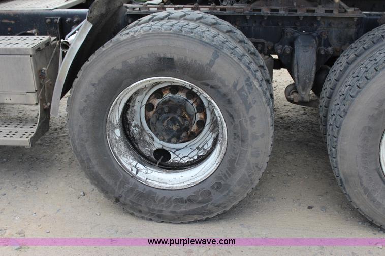 image for item I1644 2000 Freightliner semi truck