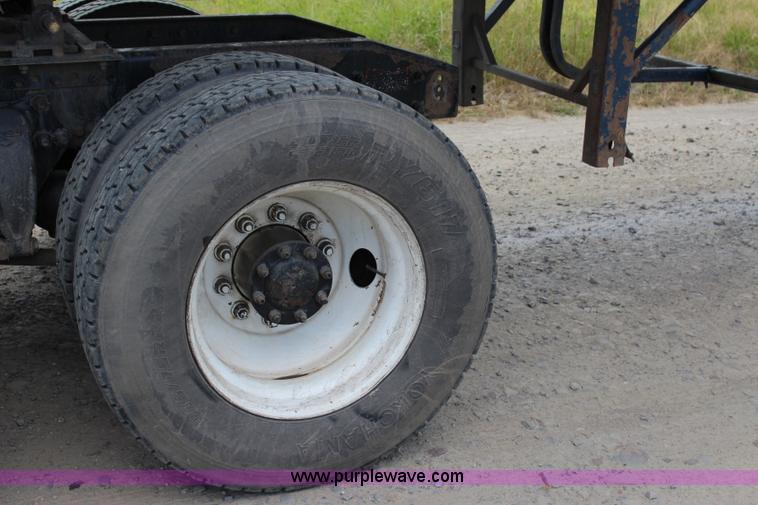 image for item I1644 2000 Freightliner semi truck