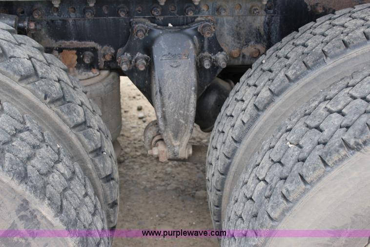 image for item I1644 2000 Freightliner semi truck