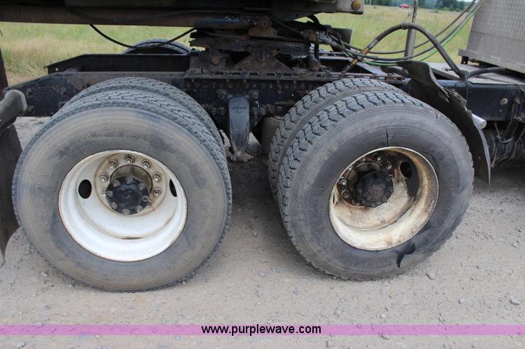 image for item I1644 2000 Freightliner semi truck