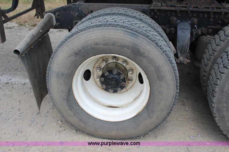 image for item I1644 2000 Freightliner semi truck