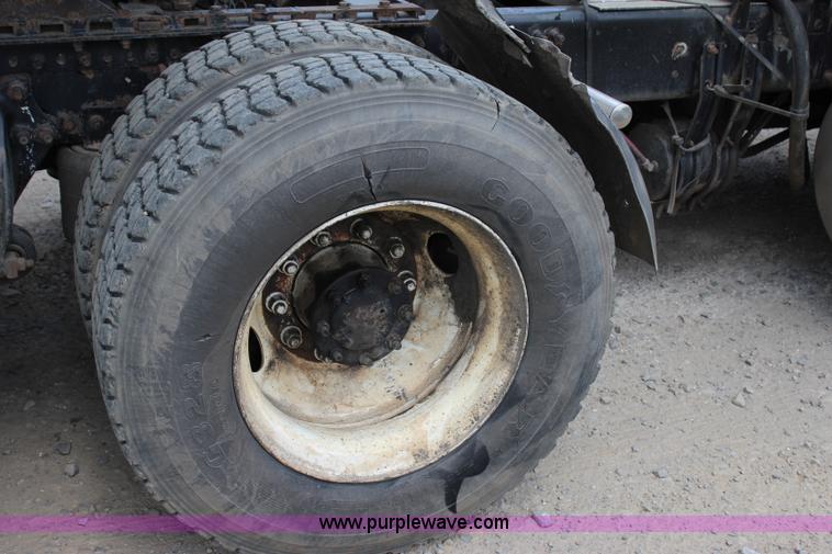 image for item I1644 2000 Freightliner semi truck