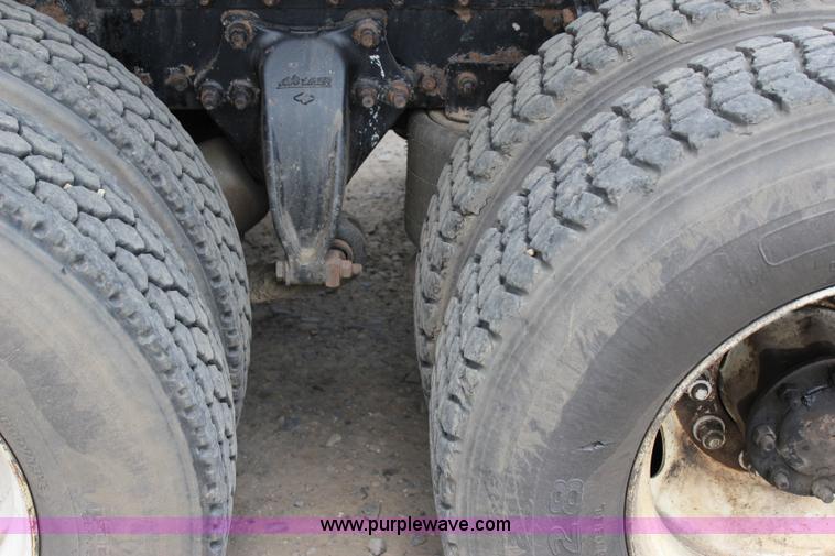 image for item I1644 2000 Freightliner semi truck