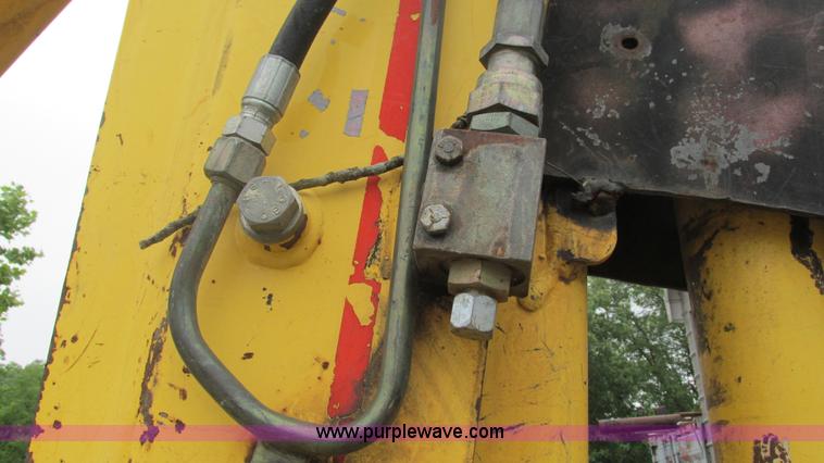 image for item I3054 2000 New Holland LB115 backhoe