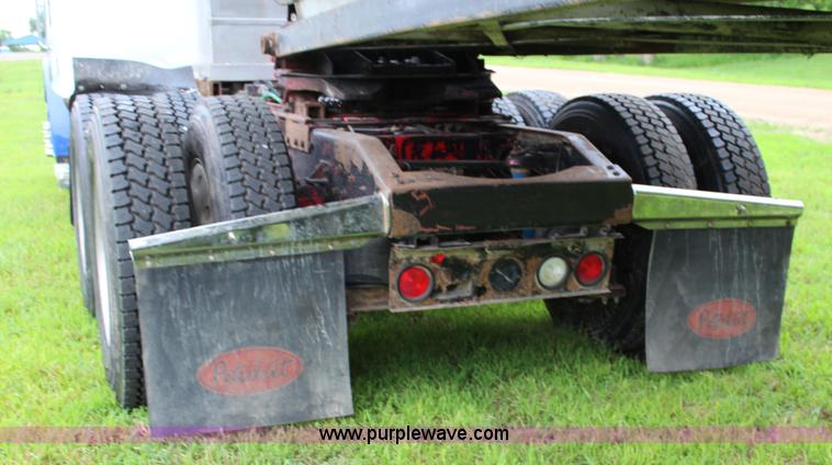 image for item J5975 1994 Peterbilt 379 semi truck