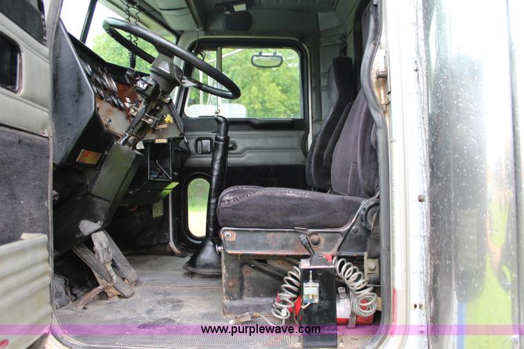 image for item J5975 1994 Peterbilt 379 semi truck