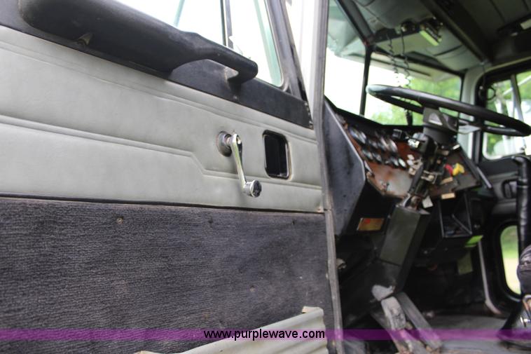 image for item J5975 1994 Peterbilt 379 semi truck