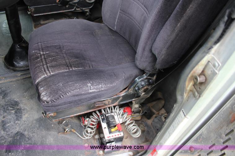 image for item J5975 1994 Peterbilt 379 semi truck