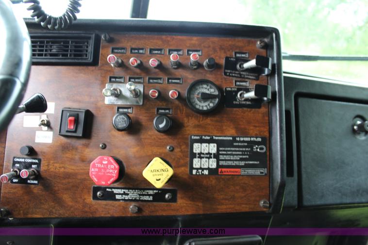 image for item J5975 1994 Peterbilt 379 semi truck