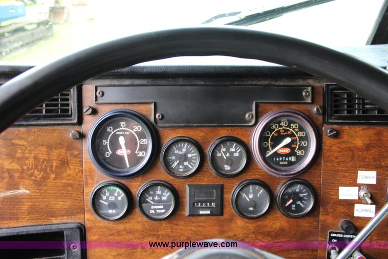 image for item J5975 1994 Peterbilt 379 semi truck