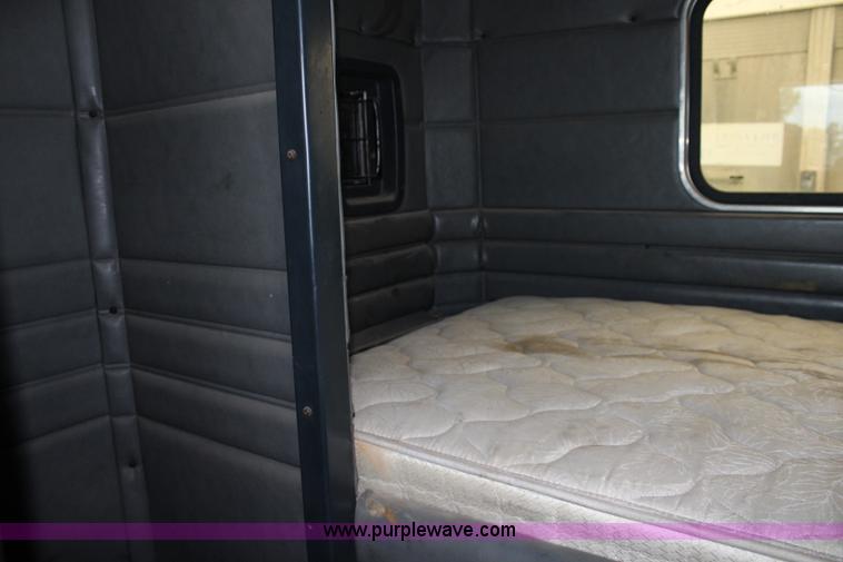 image for item J5975 1994 Peterbilt 379 semi truck