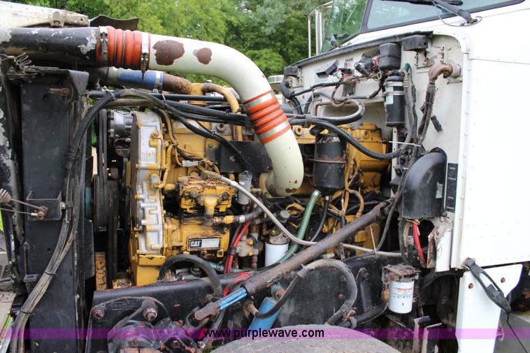 image for item J5975 1994 Peterbilt 379 semi truck