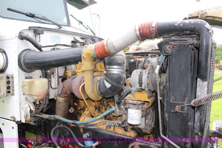 image for item J5975 1994 Peterbilt 379 semi truck