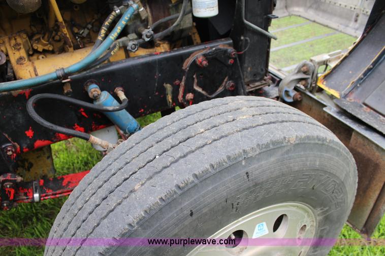 image for item J5975 1994 Peterbilt 379 semi truck