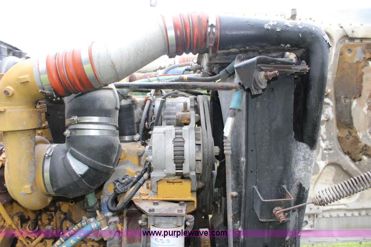 image for item J5975 1994 Peterbilt 379 semi truck